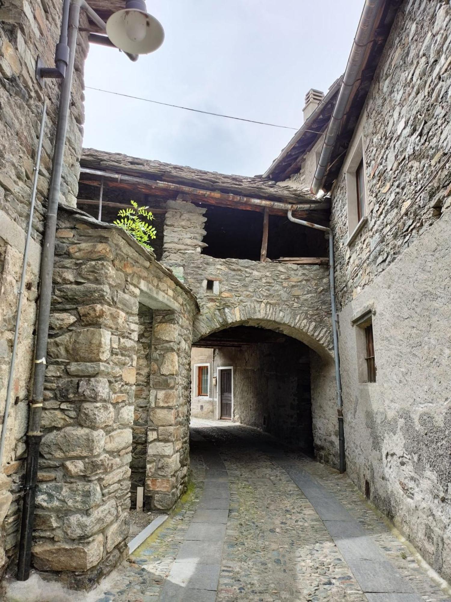 Ferienwohnung La Torre Colombaia - Monumento Del 1400 Arnad Exterior foto